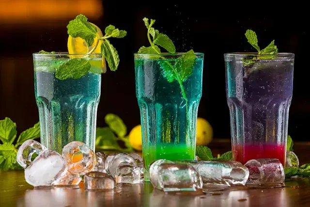 Bunte Getränke mit Minze, Zitrone und Eiswürfeln