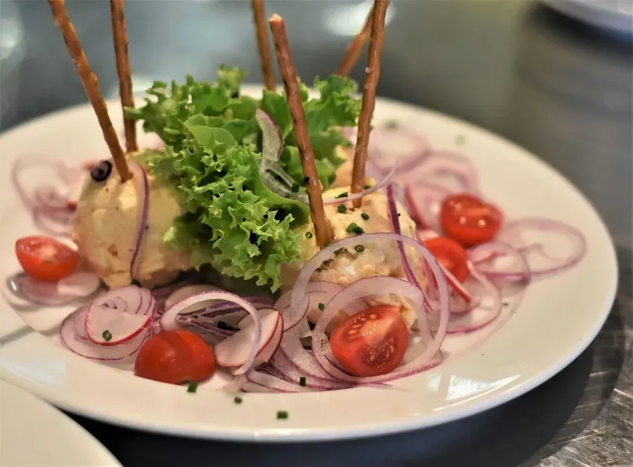 Obazda mit Brezelstangen, Tomaten und roten Zwiebeln