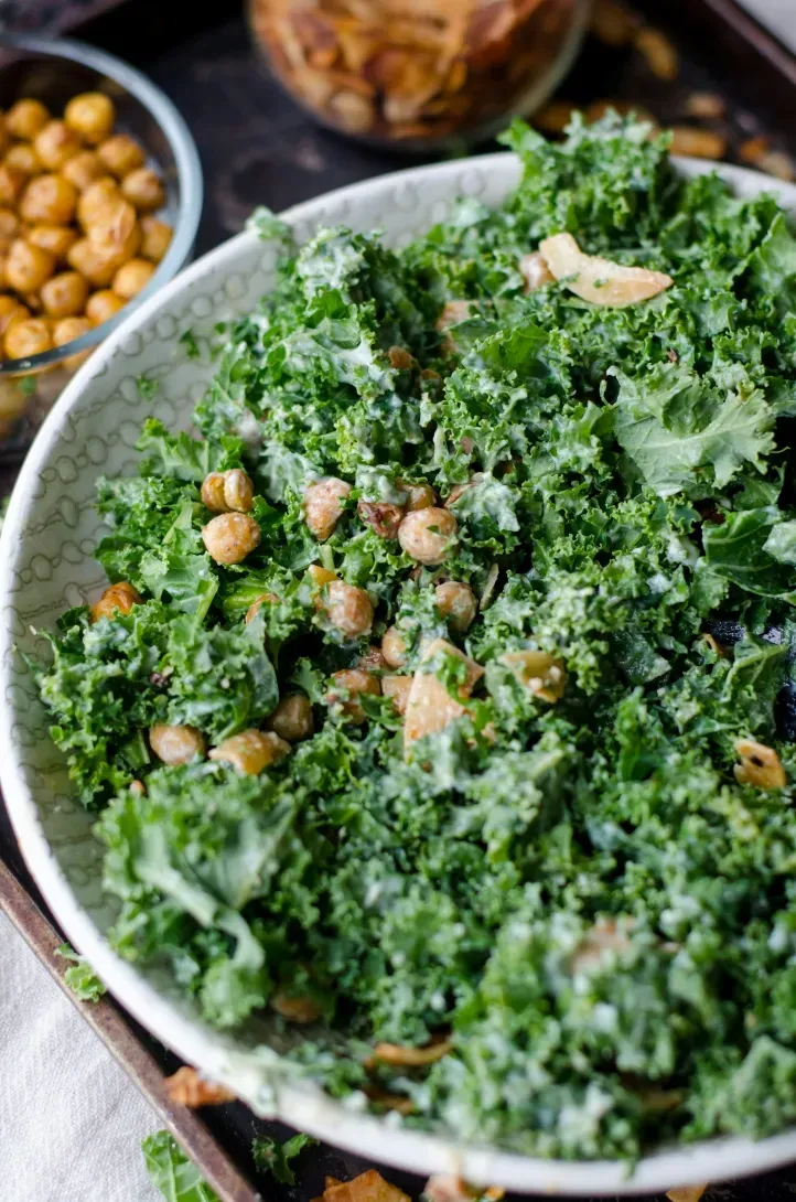 Grünkohlsalat mit Kichererbsen und cremigem Dressing