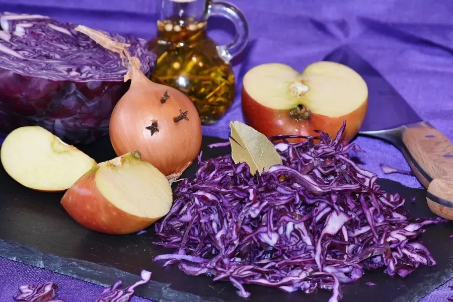 Zutaten für Rotkohl: Apfel, Zwiebel, Öl und gehobelter Rotkohl